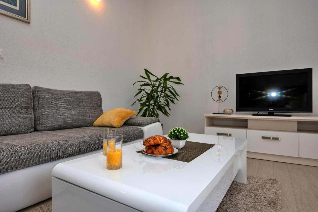 Apartment With Big And Free Private Parking Макарська Екстер'єр фото
